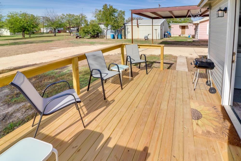 Cozy Ballinger Vacation Rental with Deck and Grill!